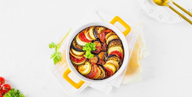 Schritt 5 Verschiedenes Gemüse Eine gesunde Ernährung Zutaten zum Backen Gemüse-Ratatouille auf weißem Hintergrund Ansicht von oben