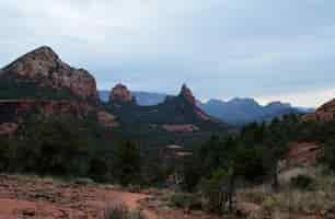 Kostenloses Foto schroffe schöne landschaft mit rotem felsen in sedona