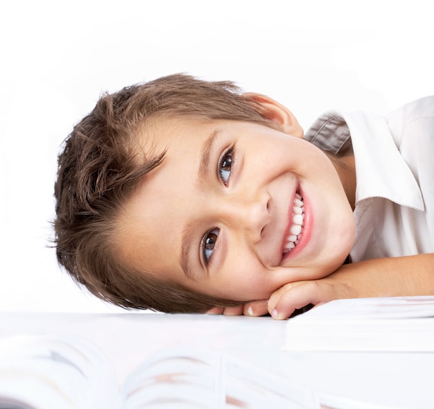 Schüchterner kleiner Junge mit einem offenen Buch