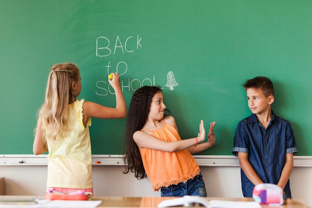 Schüler an der Tafel kommunizieren