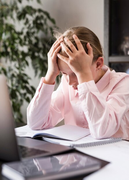 Schüler, der versucht, etwas im Unterricht zu verstehen