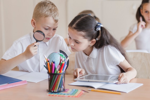 Schüler, die Kugel an der Lektion untersuchen