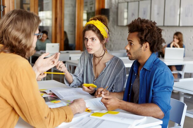 Schüler, die versuchen, ihren Lehrer zu verstehen