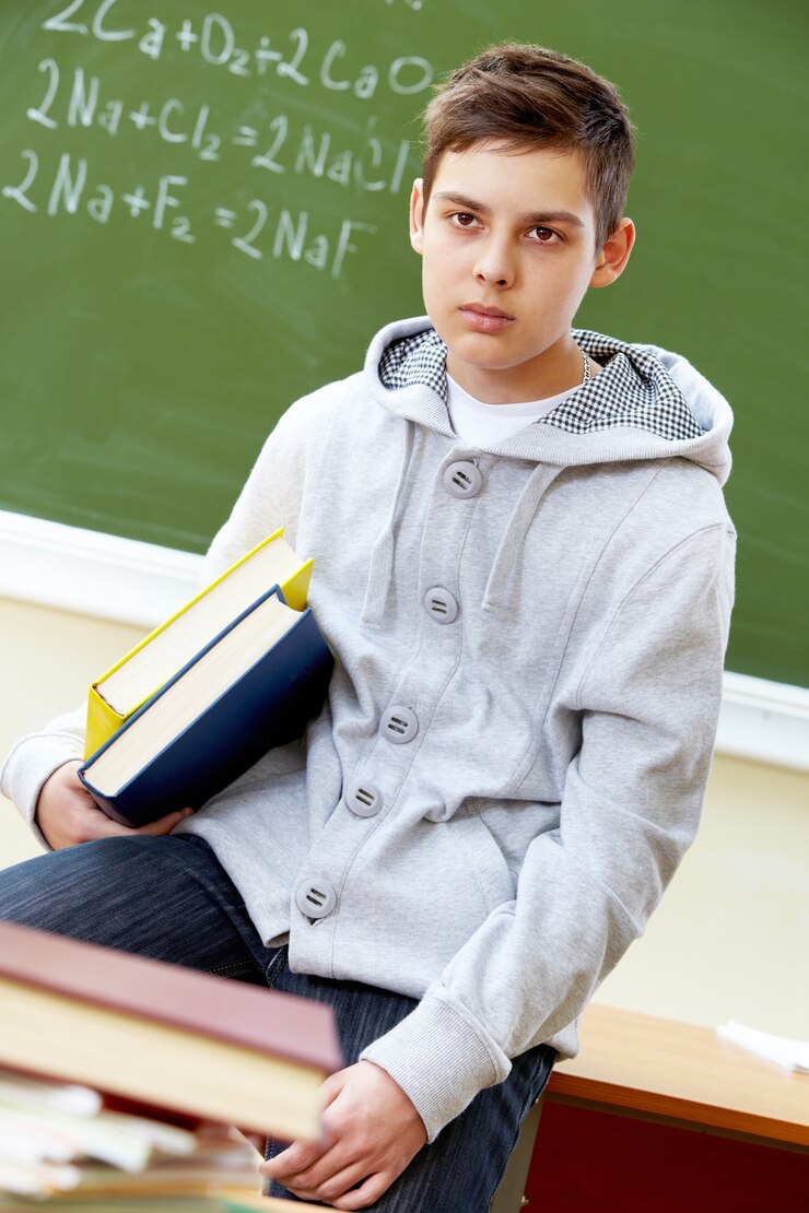 Kostenlose Foto schüler im klassenzimmer mit tafel hintergrund