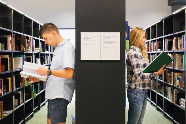 Schüler in der Bibliothek erziehen