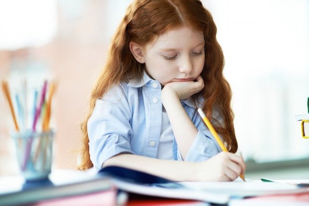 Kostenloses Foto schüler in der schule lernen