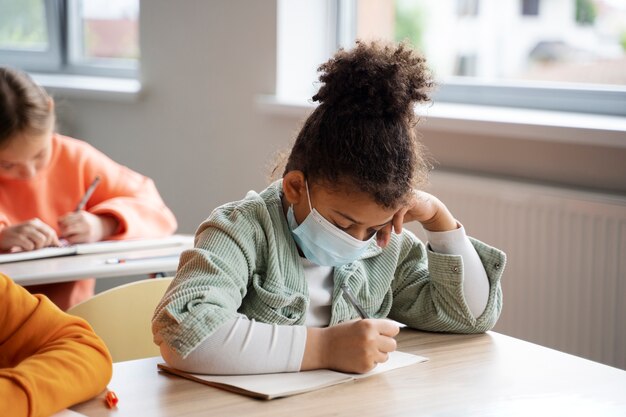 Schüler lernen in der Schule in ihrem Klassenzimmer