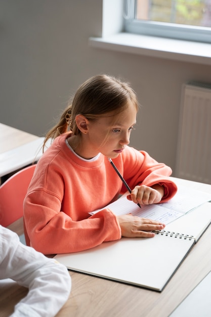 Schüler lernen in der Schule in ihrem Klassenzimmer