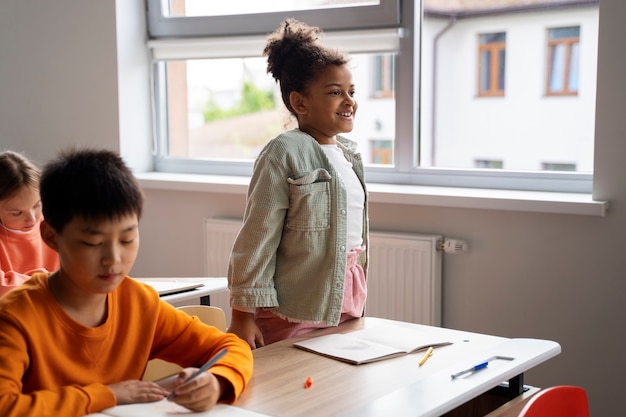 Kostenloses Foto schüler lernen in der schule in ihrem klassenzimmer