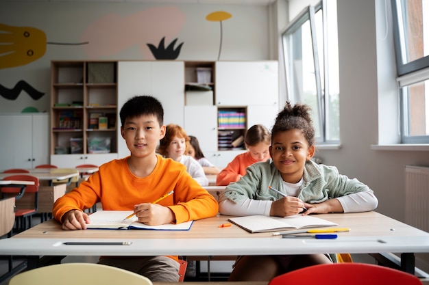 Schüler lernen in der Schule in ihrem Klassenzimmer