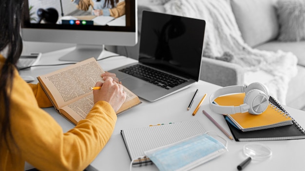 Schüler lesen ein Buch aus der Nähe