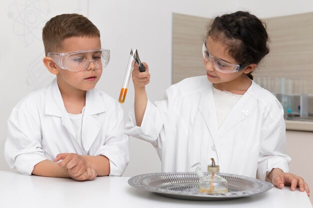 Schüler machen ein chemisches Experiment in der Schule experiment