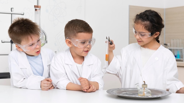 Schüler machen ein chemisches Experiment in der Schule experiment