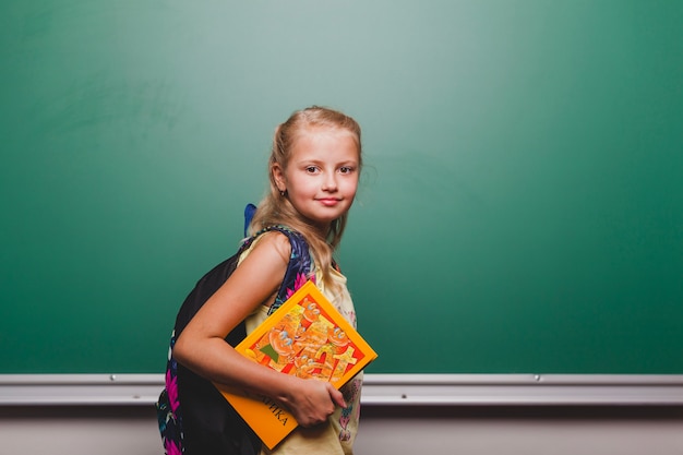 Kostenloses Foto schüler mit buch