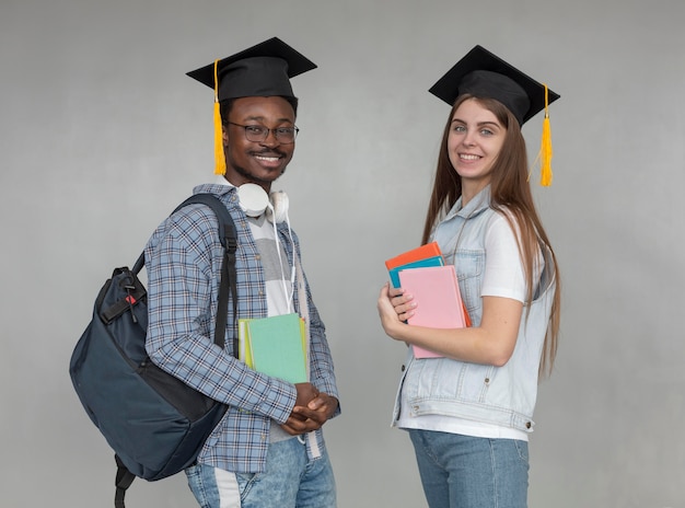 Schüler mit mittlerem schuss, die mützen tragen