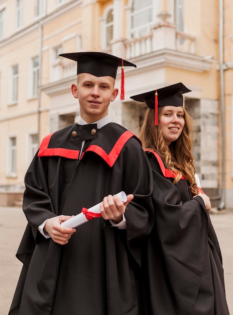 Schüler posieren Rücken an Rücken