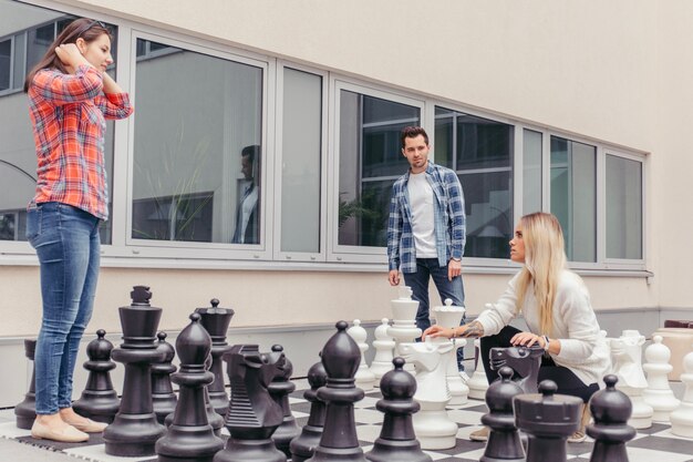 Schüler spielen großes Schach nach dem Unterricht