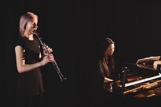 Kostenloses Foto schüler spielen klarinette und klavier