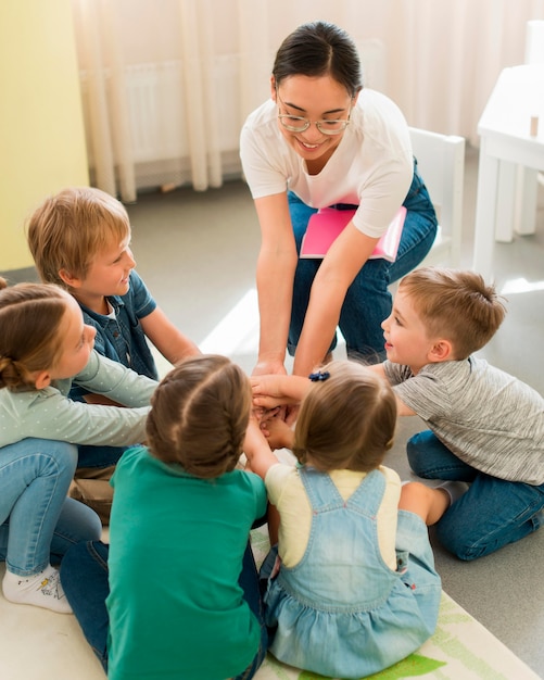 Schüler spielen mit ihrem Lehrer ein Spiel