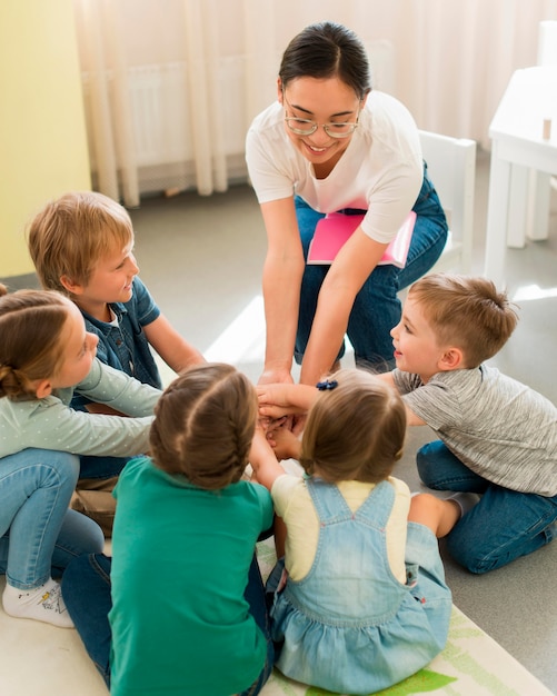 Kostenloses Foto schüler spielen mit ihrem lehrer ein spiel