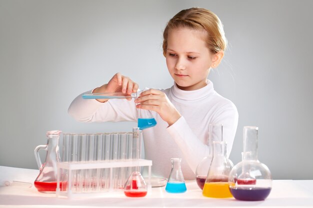 Schülerin Herstellung chemischer Experimente