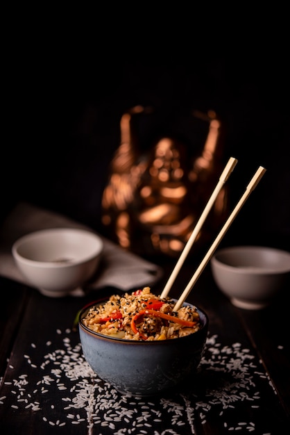 Schüssel asiatisches Lebensmittel mit Reis und Essstäbchen