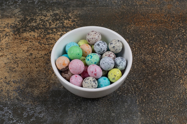 Schüssel bunte Bonbons auf Marmor.