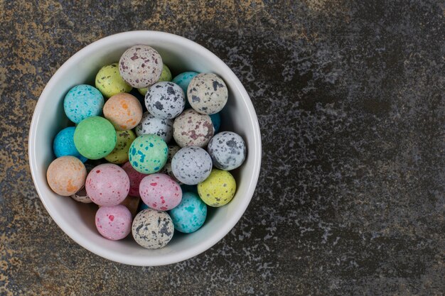 Schüssel bunte Bonbons auf Marmor.