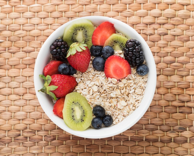 Schüssel gefüllt mit Obst und Müsli flach lag