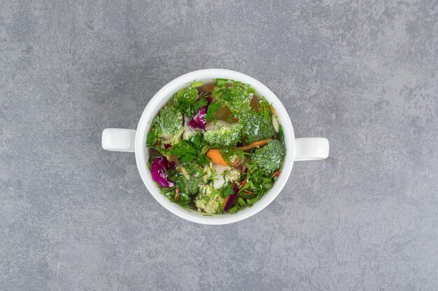 Schüssel Gemüsesuppe auf Marmorhintergrund. Foto in hoher Qualität