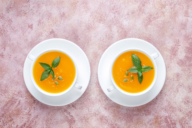 Kostenloses Foto schüssel köstliche kürbissuppe mit samen.