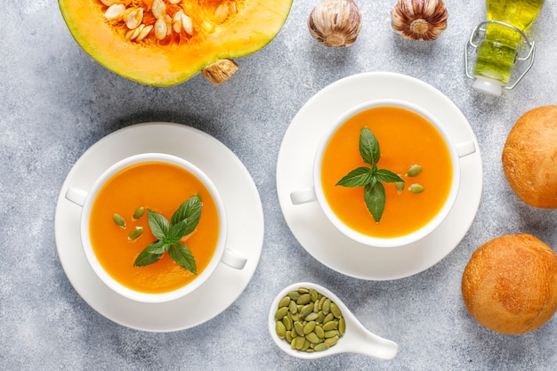 Schüssel köstliche Kürbissuppe mit Samen.