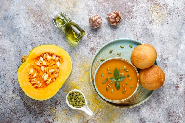 Schüssel köstliche Kürbissuppe mit Samen.