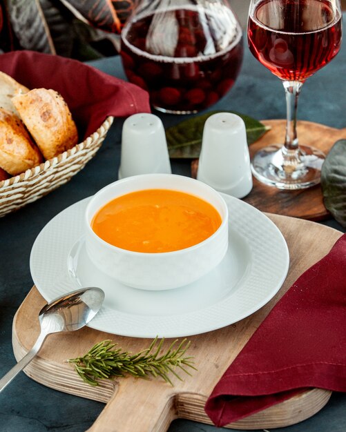 Schüssel Linsensuppe serviert mit Wein und Brot