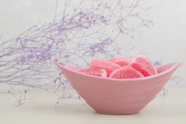 Schüssel Marmeladenbonbons auf Steintisch