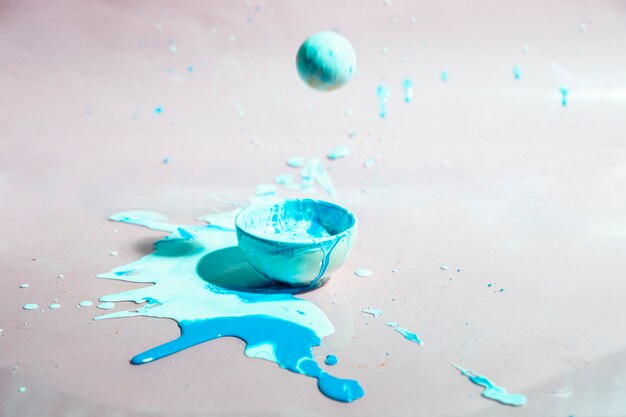 Schüssel mit blauem Farbspritzen