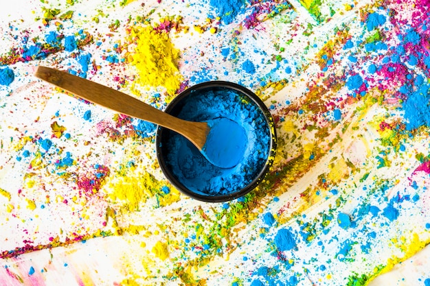 Schüssel mit blauer trockener Farbe zwischen hellen Farben