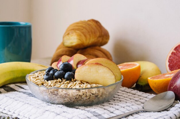 Schüssel mit Früchten und Müsli