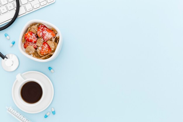 Schüssel mit Früchten zum Frühstück auf dem medizinischen Schreibtisch