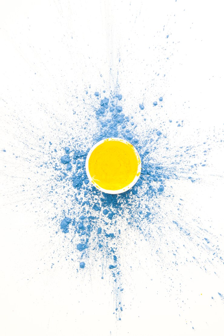 Kostenlose Foto schüssel mit gelbem pulver auf tabelle