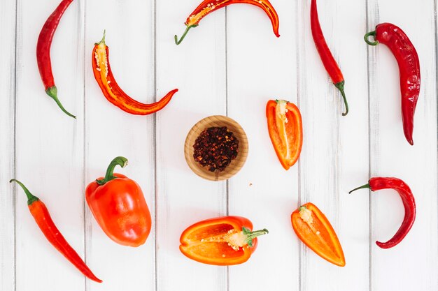 Schüssel mit Gewürzen und Paprika