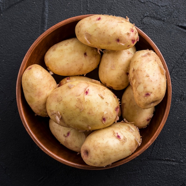 Kostenloses Foto schüssel mit kartoffeln auf dem tisch