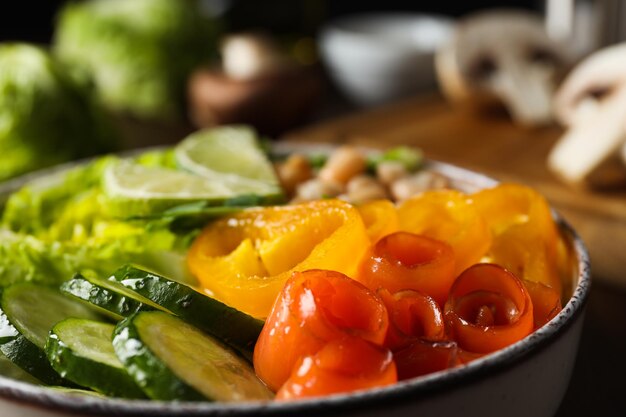 Schüssel mit leckerem und nahrhaftem Essen, leckeres hausgemachtes Mittagessen