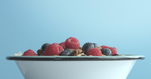 Schüssel mit Maisringen und gesundem Frühstück der Beeren