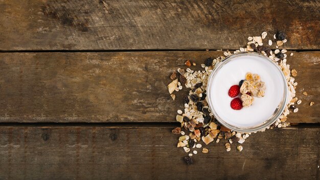 Schüssel mit Milch auf Haufen auf muesli