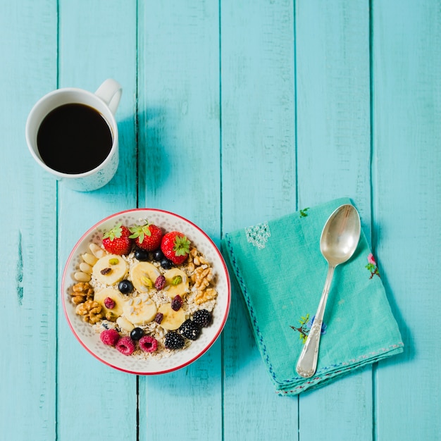 Kostenloses Foto schüssel mit müsli und löffel