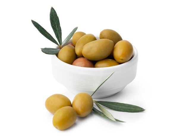 Schüssel mit Oliven isoliert auf weißem Hintergrund
