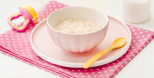 Schüssel mit Yougurt auf dem Tisch