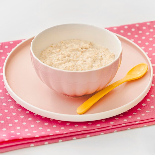 Schüssel mit Yougurt für Baby