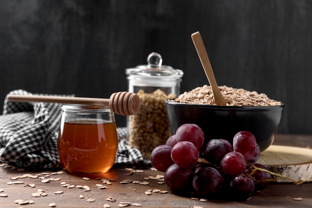 Schüssel mit Yougurt und Obst und Honig